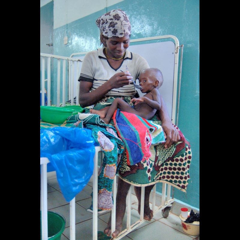 NALERIGU, Ghana Inside the pediatric ward at the Baptist Medical Centre in Nalerigu, Ghana, a family member stays with each child to assist with basic care. At the same time, nurses handle medical needs such as administering shots and IVs. This shared approach helps manage care in a facility with limited staff.